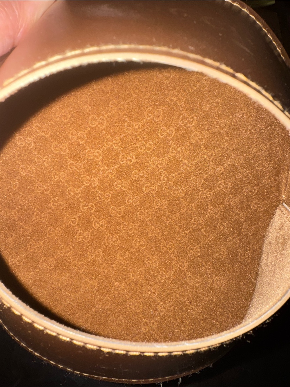2 Gucci Embossed and Sunglass Cases, 1 hard brown and 1 engraved gold case - Picture 5 of 7